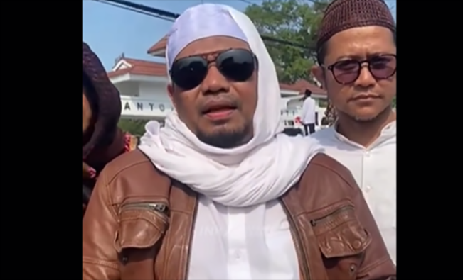 Salah satu pengurus pondok pesantren di Karawang yang juga ikut berdemo, Jumat (17/10/2025)/Foto: tangkap layar TikTok